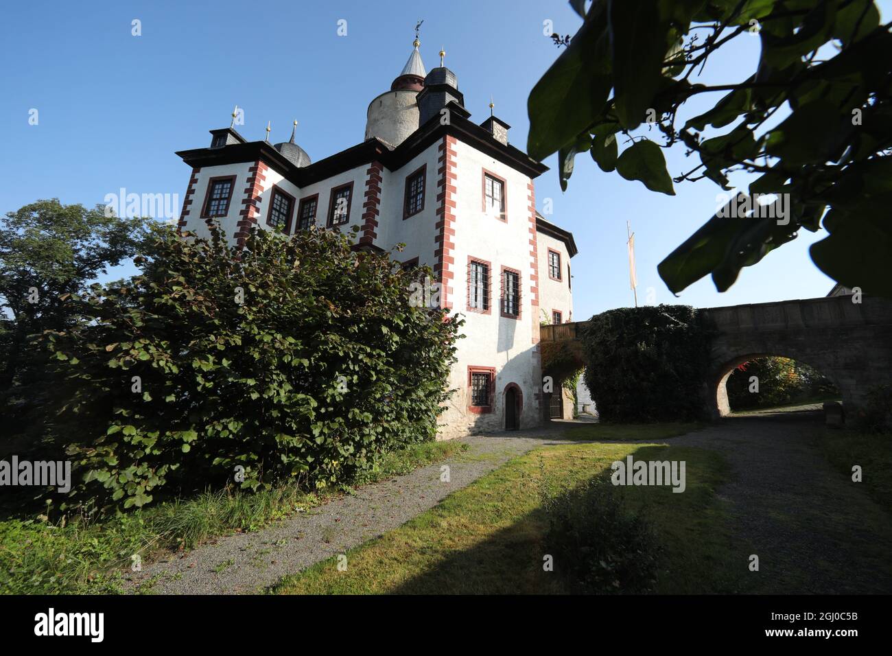 Posterstein, Deutschland. September 2021. Blick auf Schloss Posterstein in der Altenburg. Die Hügelburg entstand aus einem kleinen Ministerialschloss aus dem späten 12. Jahrhundert, das in der Renaissance erbaut wurde und heute ein beliebtes Ausflugsziel in Ostthüringen ist. Quelle: Bodo Schackow/dpa-zentralbild/dpa/Alamy Live News Stockfoto