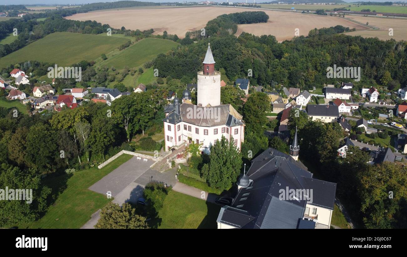 Posterstein, Deutschland. September 2021. Blick auf Schloss Posterstein im Altenburger Land. Die Hügelburg entstand aus einer kleinen Ministerialburg aus dem späten 12. Jahrhundert, die in der Renaissance erbaut wurde und heute ein beliebtes Ausflugsziel in Ostthüringen ist (aufgenommen mit einer Drohne). Quelle: Bodo Schackow/dpa-zentralbild/dpa/Alamy Live News Stockfoto