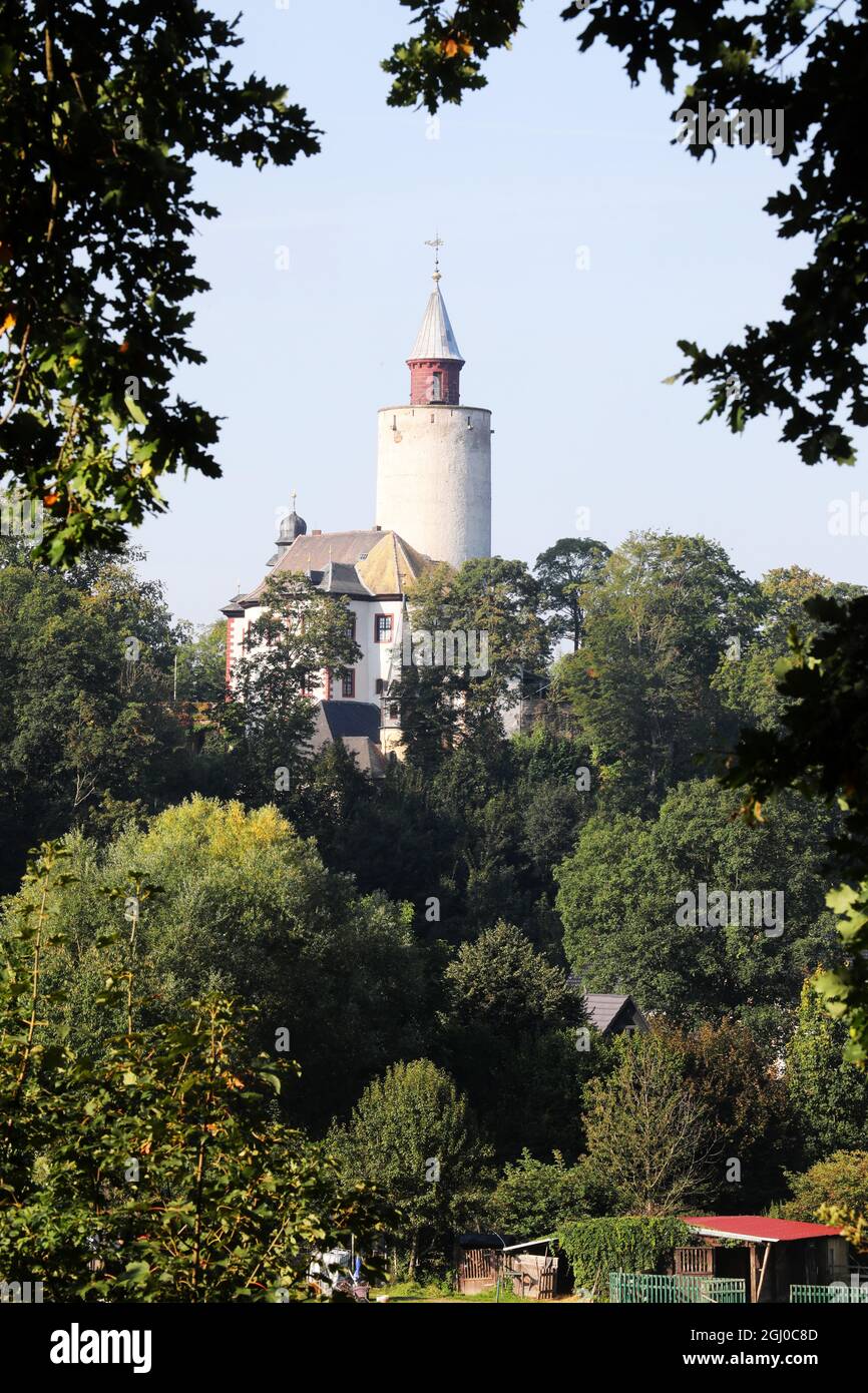 Posterstein, Deutschland. September 2021. Blick auf Schloss Posterstein in der Altenburg. Die Hügelburg entstand aus einem kleinen Ministerialschloss aus dem späten 12. Jahrhundert, das in der Renaissance erbaut wurde und heute ein beliebtes Ausflugsziel in Ostthüringen ist. Quelle: Bodo Schackow/dpa-zentralbild/dpa/Alamy Live News Stockfoto