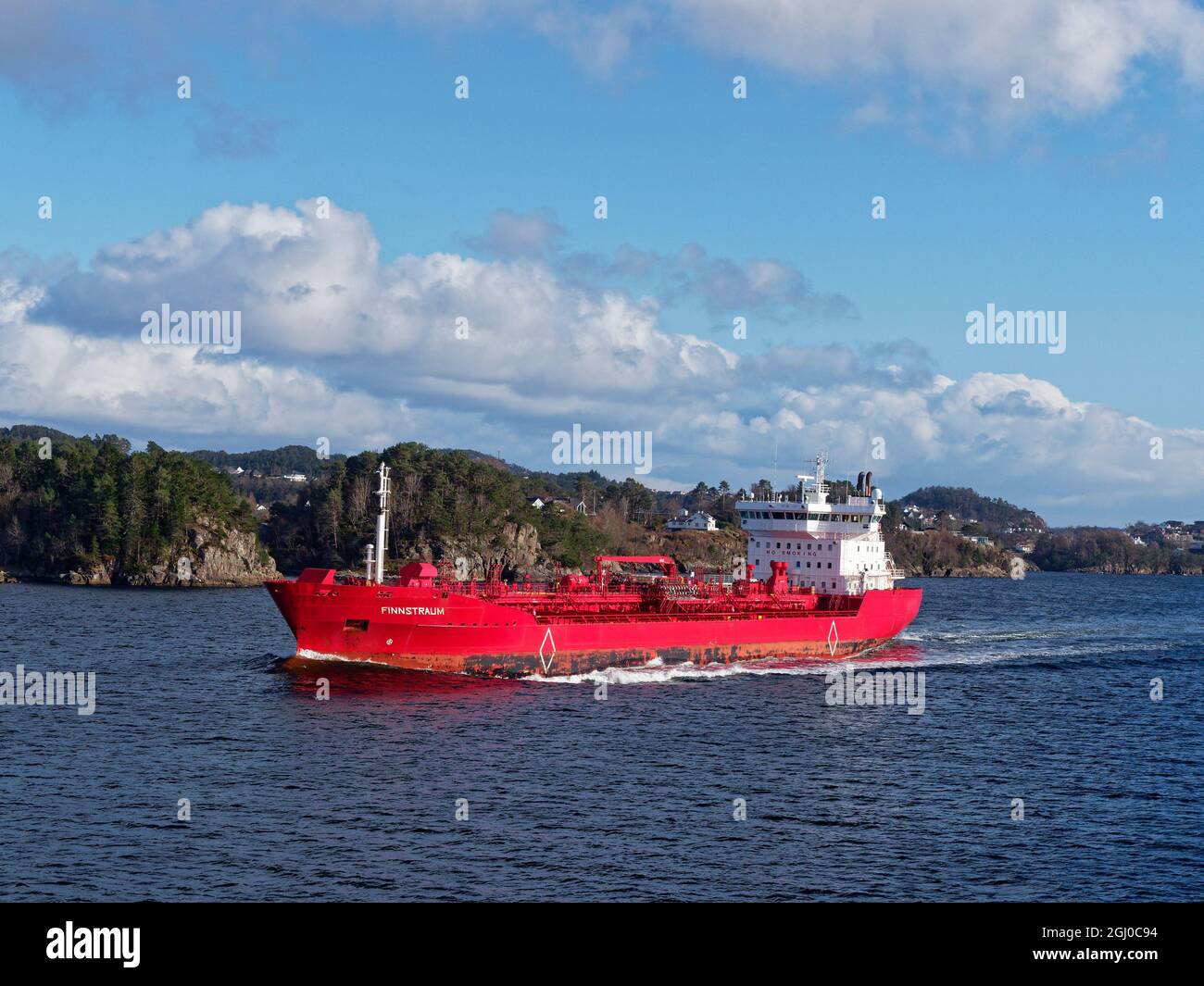 Der rot geschälte Finnstraum Oil and Chemical-Tanker, der an einem klaren Wintertag im Fjord vor dem Hafen von Bergen unterwegs ist Stockfoto