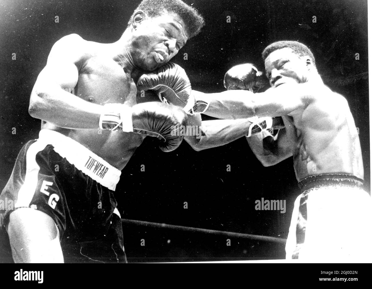 Emile Griffith (L) gegen den kubanischen Benny Kid Paret während der Weltmeisterschaft im Madison Square Garden Paret fiel nach dem Kampf am 1962. März ins Koma Stockfoto