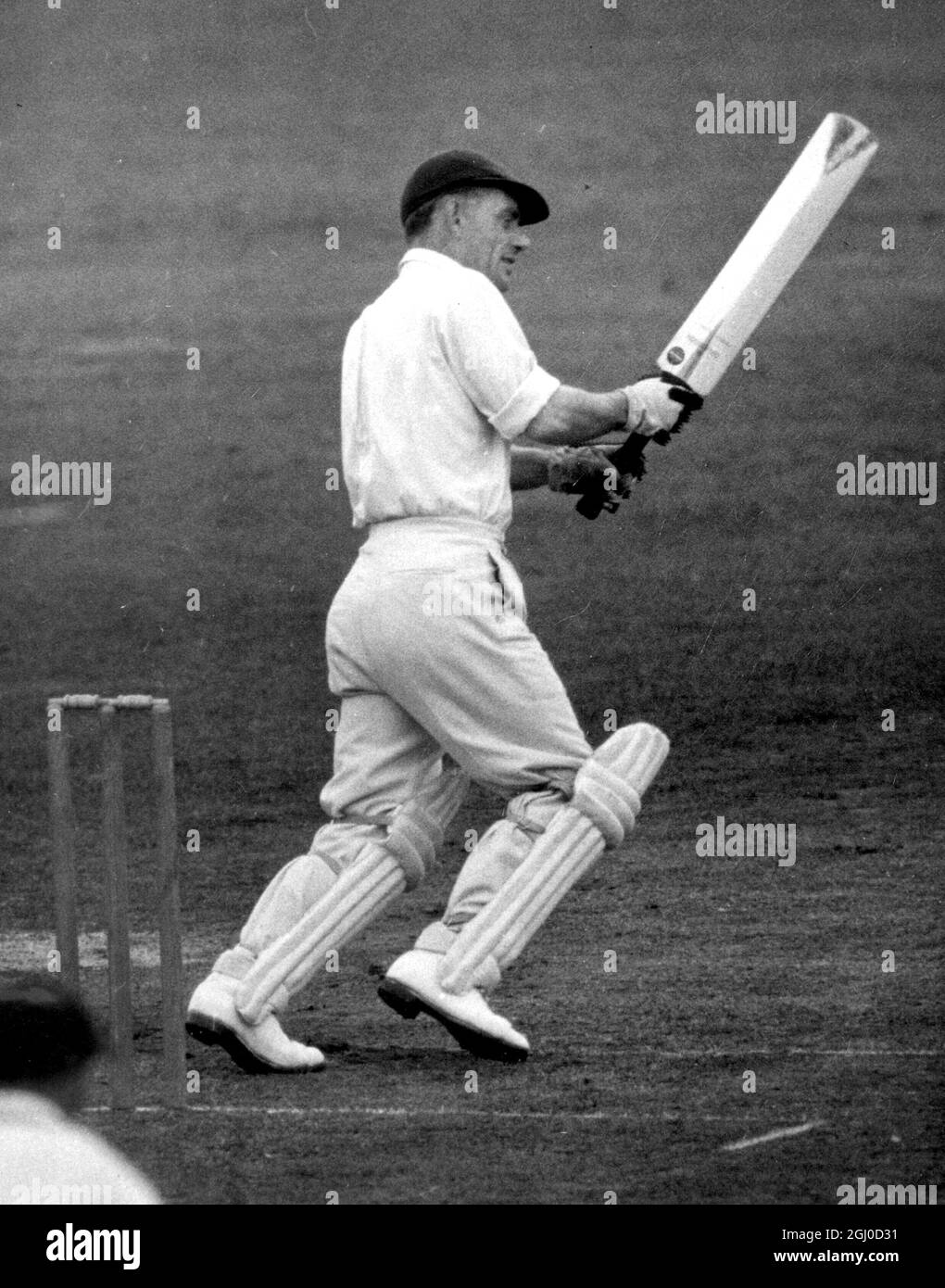 England gegen Australien Cyril Washbrook, Lancashire Cricketer, die am Donnerstag, den 10. Juni 1948, in Trent Bridge in ihrem ersten Testspiel gegen Australien für England antreten wollen Stockfoto