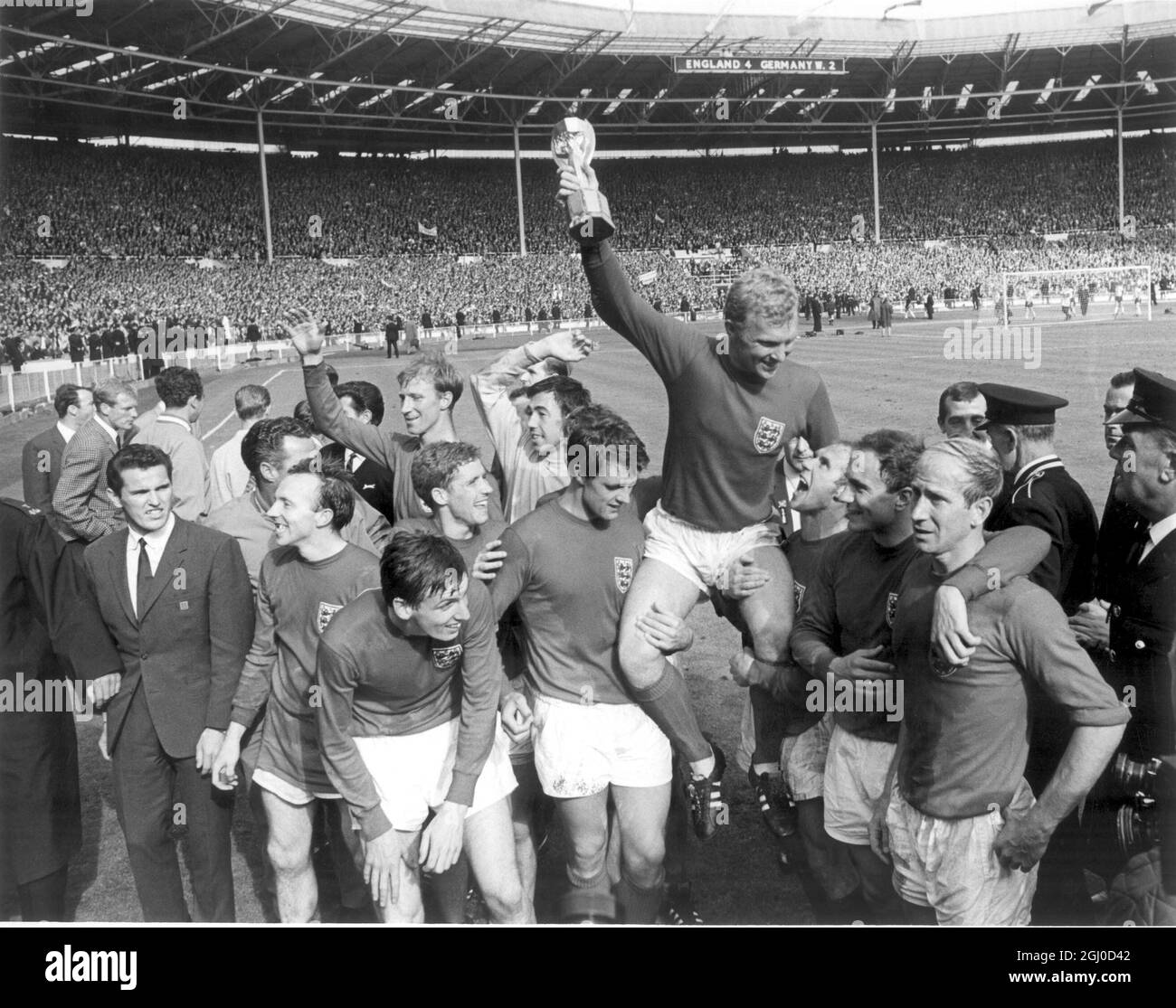 WM 1966 England gegen Westdeutschland Bobby Moore hält die Trophäe Jules  Rimet entgegen, nachdem England in Wembley 4-2 gegen Westdeutschland  besiegt hatte, um die Weltmeisterschaft zu gewinnen. Juli 1966  Stockfotografie - Alamy