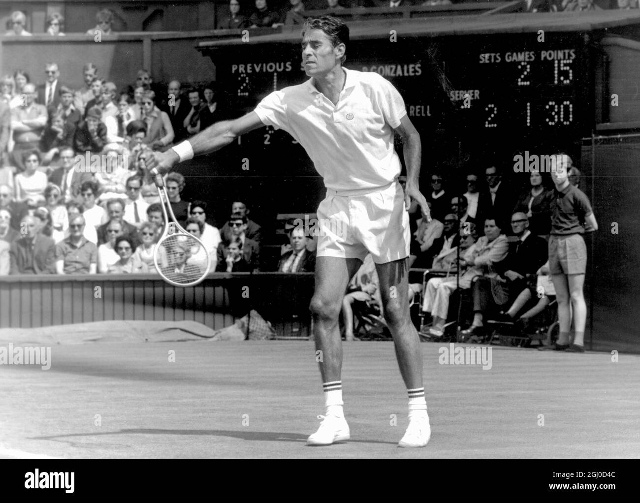 Richard ''Pancho'' Gonzales in Aktion während der Männer-Singles gegen Charles Pasarell aus Puerto Rico bei der 83. Wimbledon All England Tennis Championship stellte das Spiel den Rekord für Spiele in einem einzigen Spiel 112 in fünf Stunden und 12 Minuten gespielt. Juni 1969 Stockfoto