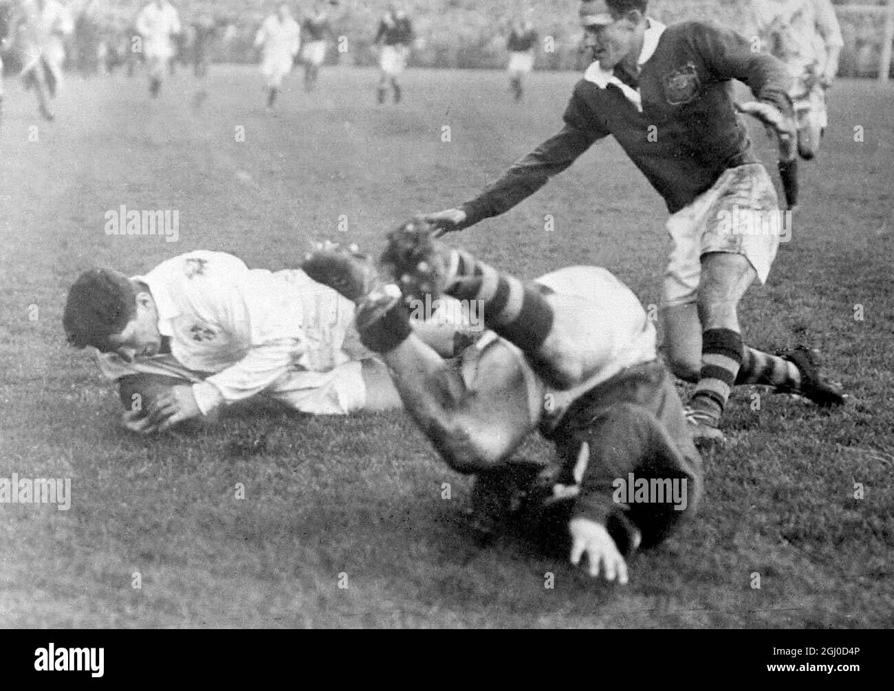 Noel Henderson erzielt 3 Minuten vor der Zeit Irlands Siegeversuch beim Rugby-Spiel von Ireland V Australia in der Landsdowne Road, Dublin. Januar 1958 Stockfoto