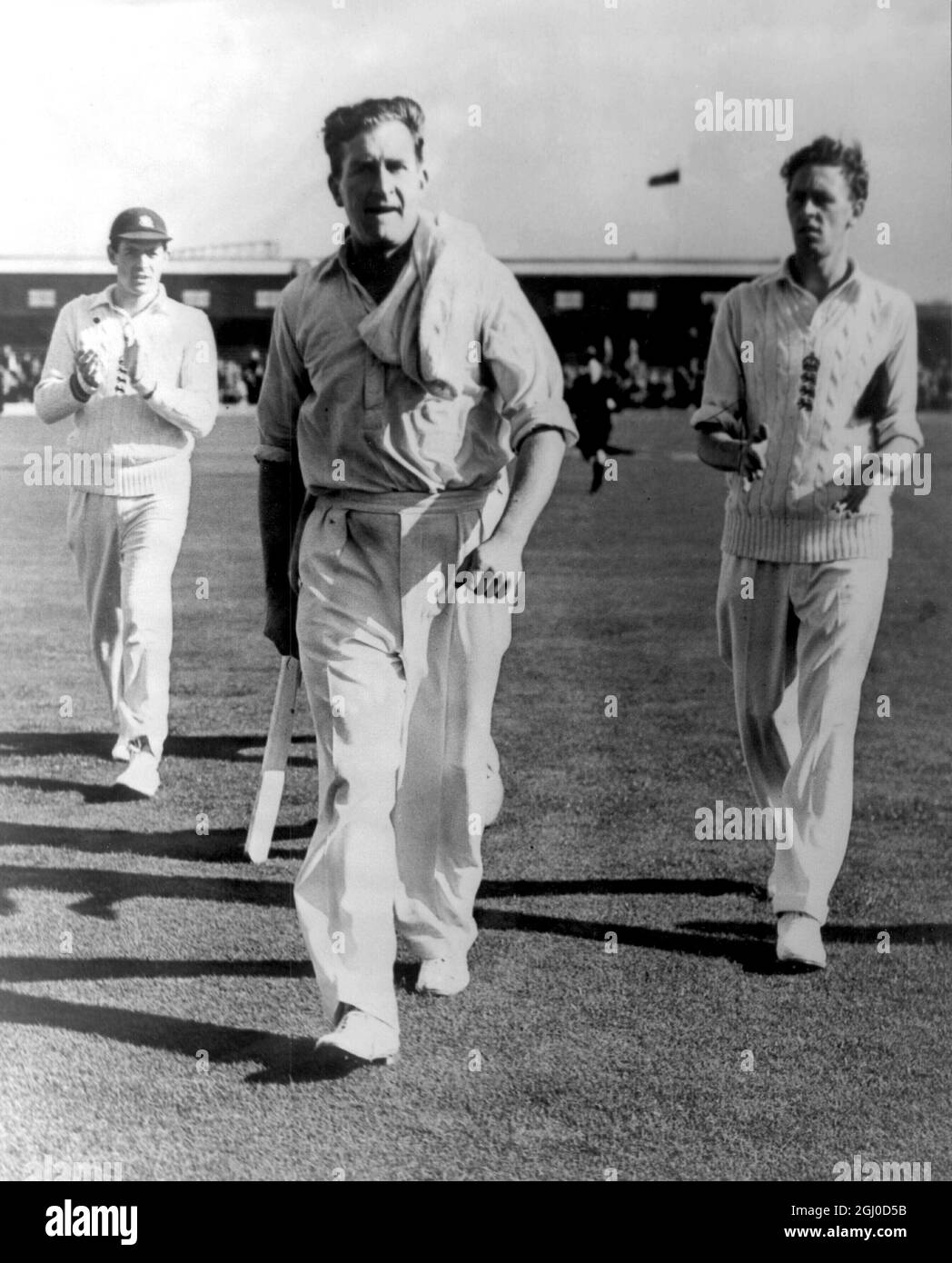 England gegen Australien Jim Laker beim vierten Test bei Old Trafford, als er einen Rekord von 19 Wickets aufstellte. Juli 1956 Stockfoto