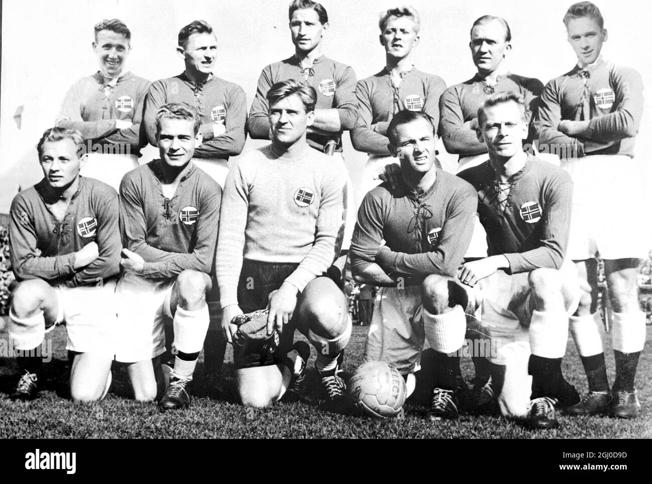 Das norwegische Team wird am 5. Mai 1954 im Hampden Park in Glasgow Schottland spielen. Hintere Reihe, W.Fossli, G. Thoresen, T. Svenssen, G. Dybwad, H. Nordahl und A. Kotte. Erste Reihe, T. Olsen, O. Hansen, A. Hansesn, H. Karlsen und T. Hernes. Stockfoto