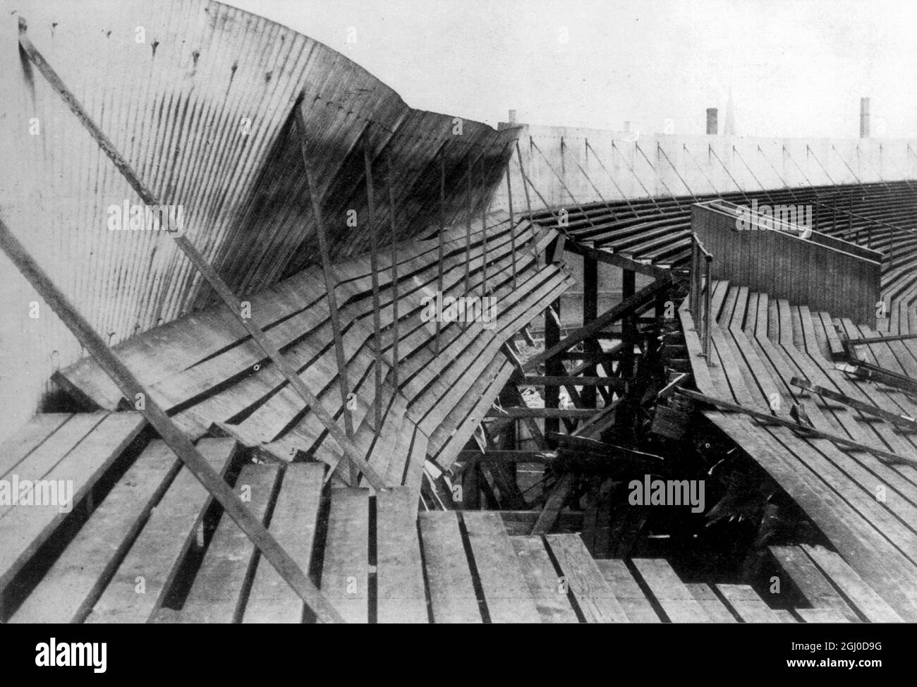 Die Katastrophe von Ibrox die Katastrophe von Glasgow ; die zerstörte Terrasse im Fußballstadion, die die Opfer im April 1902 fielen Stockfoto