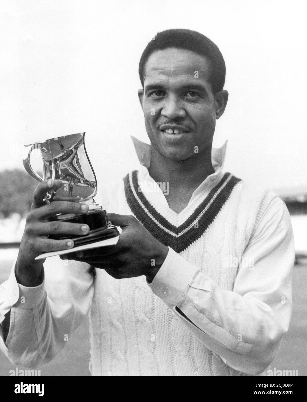 Gary Sobers (West Indies) der neue Single-Wicket-Champion hält die Trophäe, nachdem er Brian Edmeades (Essex) im Finale des Charrington Single-Wicket-Wettbewerbs bei Lords am 21. Juli 1967 besiegt hat Stockfoto