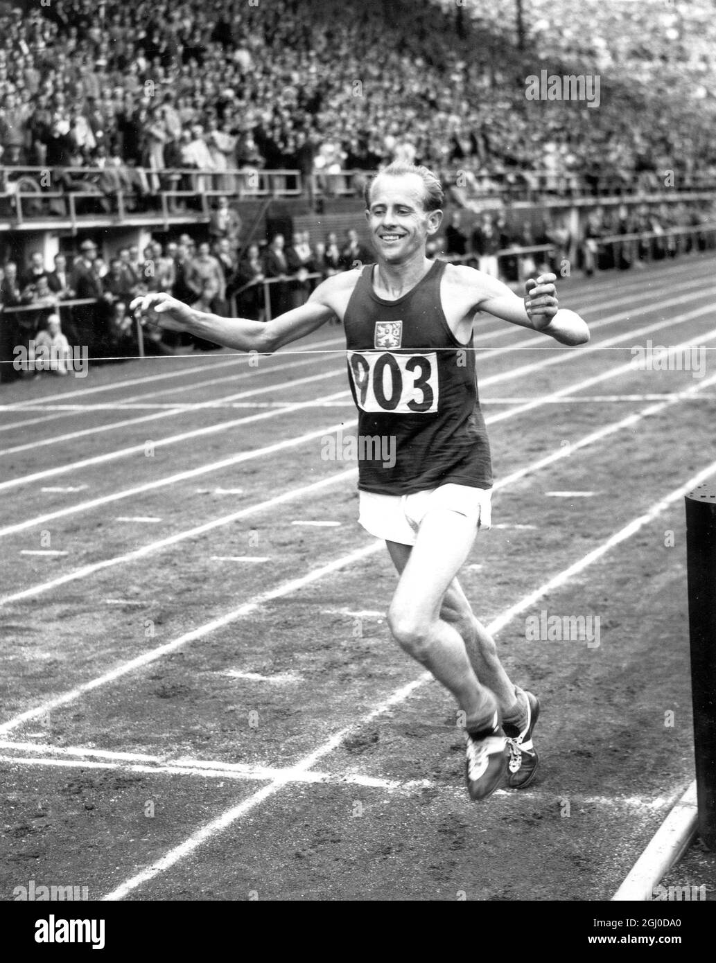 Emil Zatopek aus der Tschechoslowakei lächelt vor Freude, als er den olympischen Marathon in 2 Stunden, 23 Minuten und 3.2 Sekunden gewinnt. Juli 1952. Stockfoto