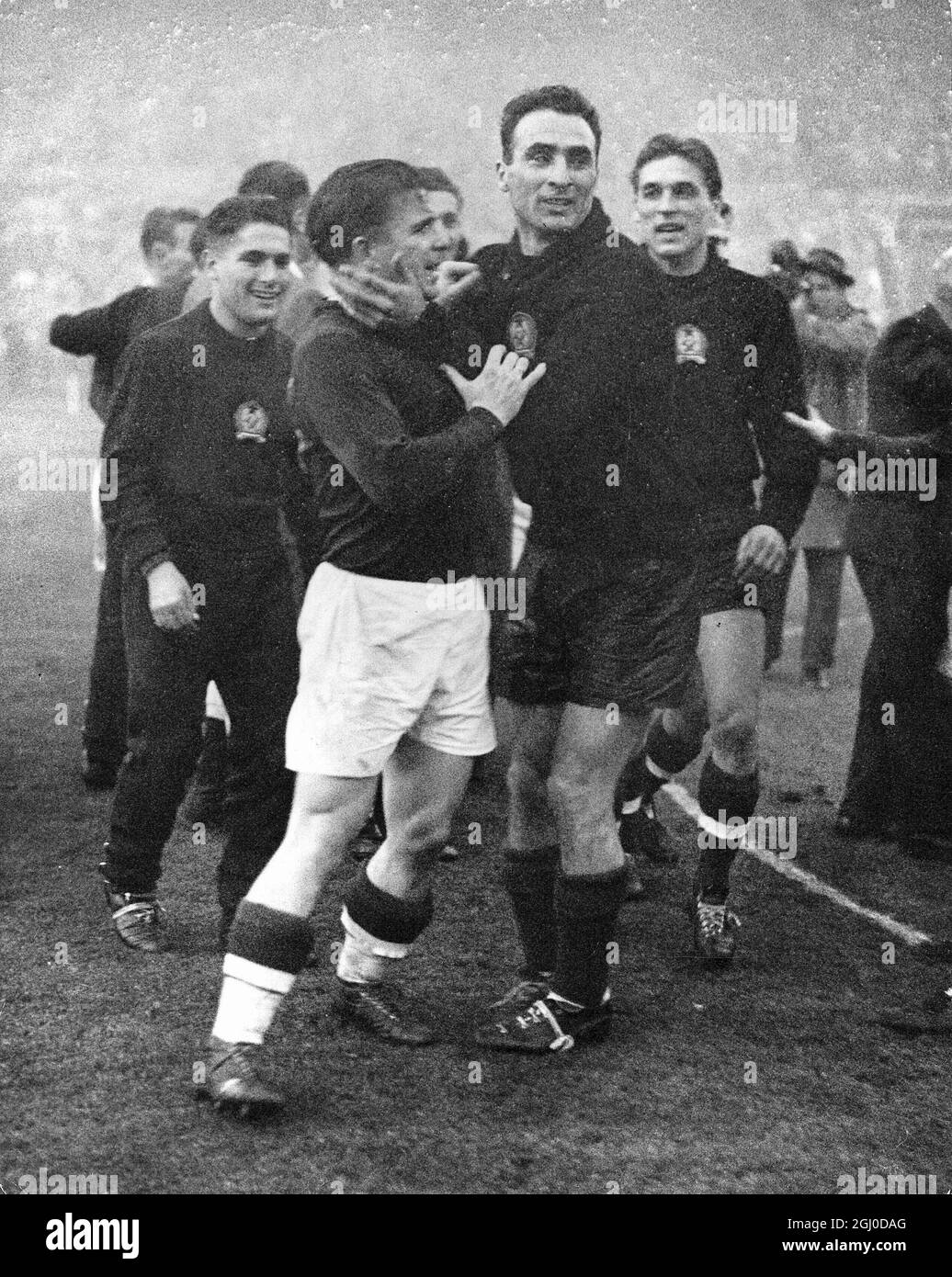 England gegen Ungarn jubelten die Ungarn Ferenc Puskas (links) und Torhüter Geller feiern den Sieg über England in Wembley. November 1953 Stockfoto