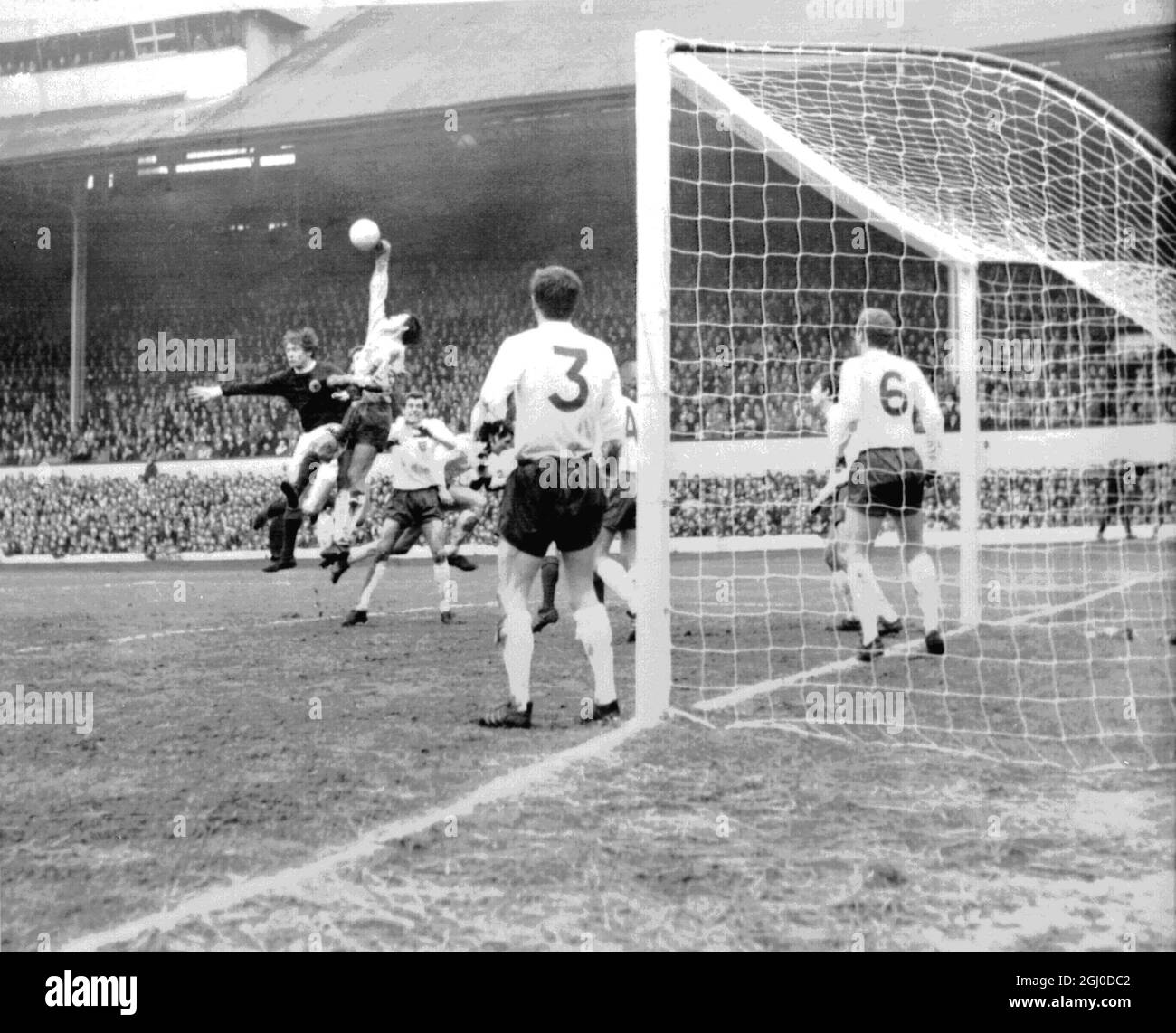 Schottland V England. Gordon Banks hat während des Qualifying-Qualifyings im Hampden Park, Glasgow, einen schottischen Angriff beendet. Ray Wilson (3) und Bobby Moore (6) bewachen die Torlinie. Februar 1968. Stockfoto