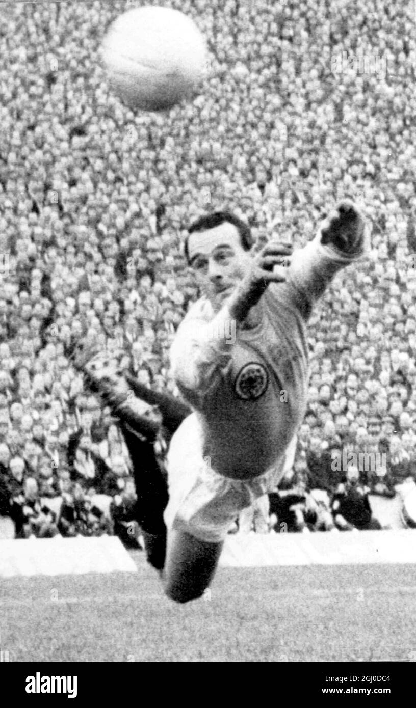 Schottland gegen England Schottlands Torhüter Ronnie Simpson taucht vergeblich ab, um Martin Peters beim Qualifying Dedder im European Nations Cup im Hampden Park Glasgow zu hindern, Englands erstes Tor zu schießen. Februar 1968. Stockfoto