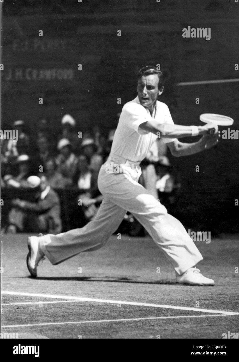Fred Perry 1936 in Wimbledon in Aktion Stockfoto
