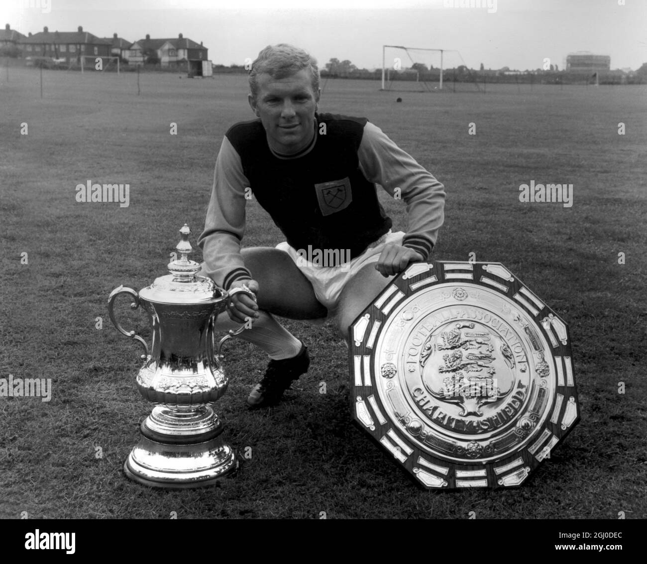 Bobby Moore West Ham United Kapitän posiert mit der F.A. Cup und die F.A. Charity Shield. August 1964 Stockfoto