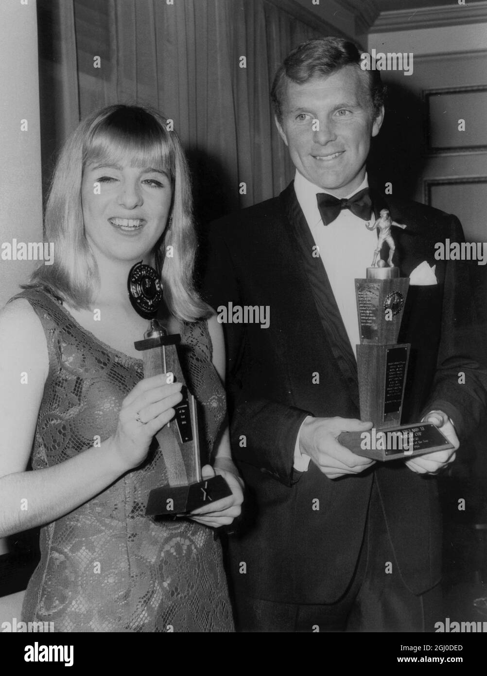 Bobby Moore, Kapitän von West Ham United (Topsportler des Jahres) und Sportlerin des Jahres Linda Ludgrove Swimming's Commonwealth Games, dreifacher Goldmedaillengewinnerin, holt sich ihre Auszeichnungen. Dezember 1966 Stockfoto