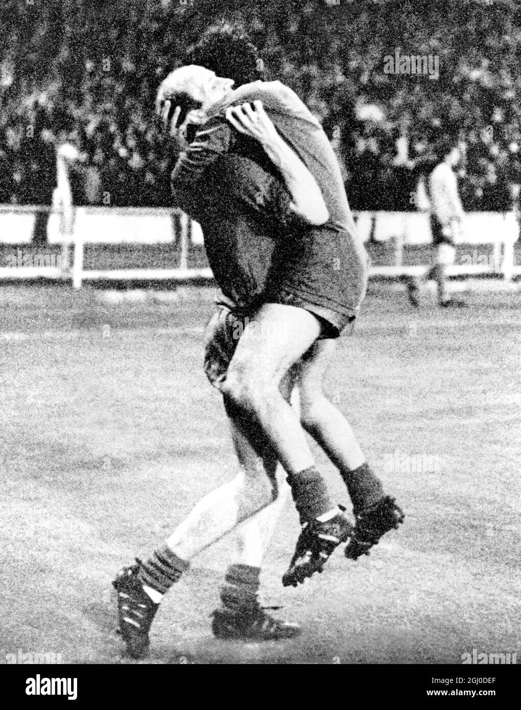 1968 European Cup Final Manchester United gegen Benfica George Best und Bobby Charlton teilen ihren größten Moment, nachdem Manchester United Benfica beim European Cup Final im Wembley-Stadion mit vier Toren zu einem geschlagen hat. Mai 1968. Stockfoto