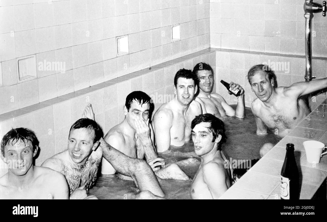 Manchester United ist League Champions 1965 jubelte Manchester United Spieler, die ein Bad hatten, nachdem sie Arsenal 3-1 besiegt hatten, um die Liga-Meisterschaft mit einem Spiel zu gewinnen. April 1965. Stockfoto