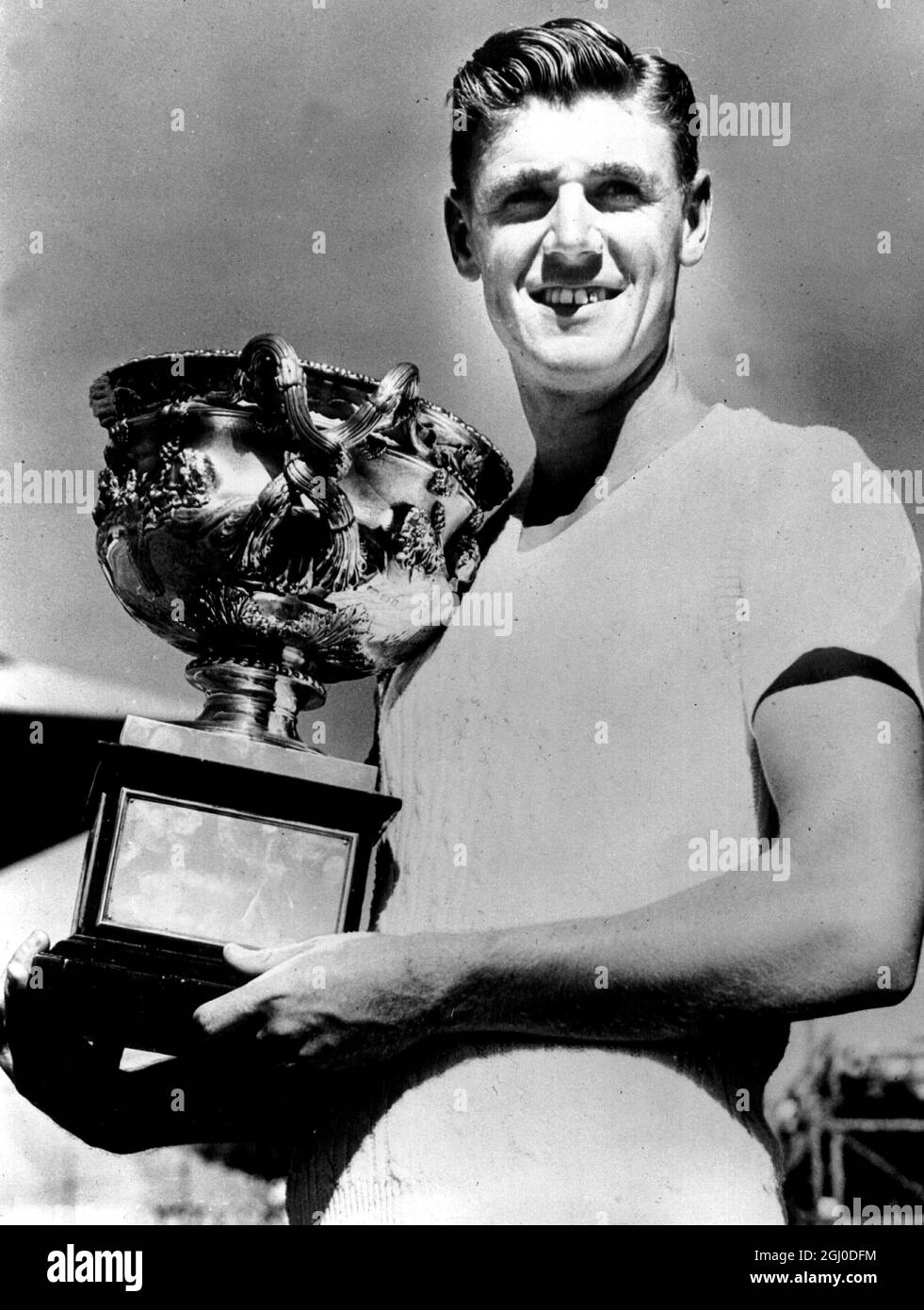 Frank Sedgman mit dem National Singles Championship Cup, nachdem er John Bromwich im Finale der Australian Tennis Championships in Adelaide besiegt hatte. Februar 1949. Stockfoto