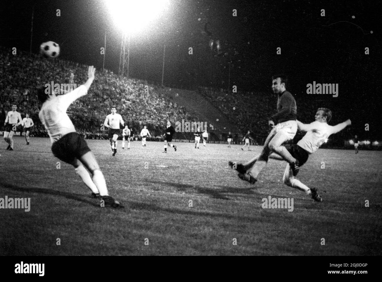 England Kapitän Bobby Moore tackt zu spät, um Dzajic von Jugoslawien zu stoppen, das Tor zu erzielen, das seiner Seite einen 1-0-Sieg im Halbfinale des European Nations Cups am 5. Juni 1968 bescherte - Florenz, Italien Stockfoto