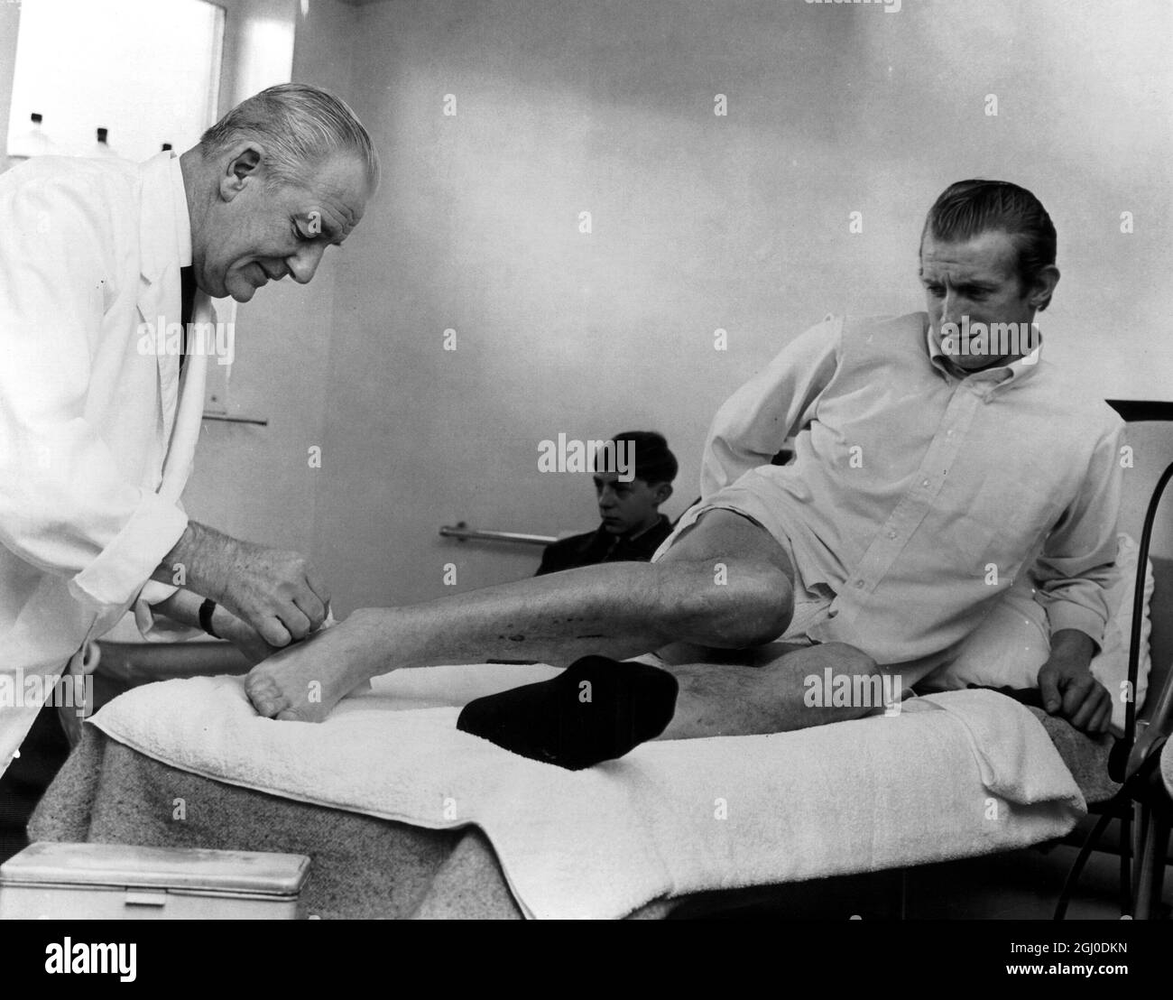 Der Physiotherapeut Ted Dalton von Manchester United behandelt Denis Law mit dem rechten Bein, um ihn in der zweiten Etappe der Club-Weltmeisterschaft fit zu machen für Estudiantes aus Argentinien. Oktober 1968. Stockfoto