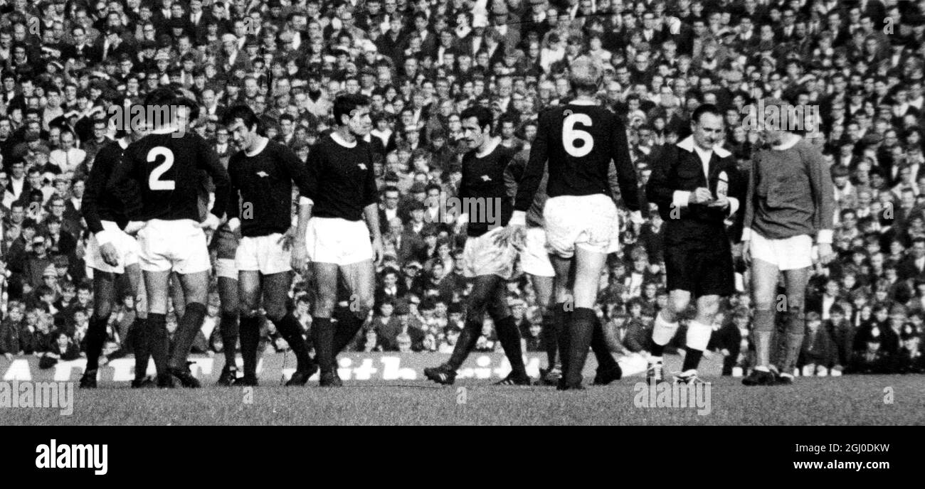 Manchester United / Arsenal Dennis Law wird in der ersten Hälfte von Schiedsrichter G. Macabe gebucht. Er wurde zehn Minuten vor dem Ende des 7. Oktober 1967 abgeschickt. Stockfoto