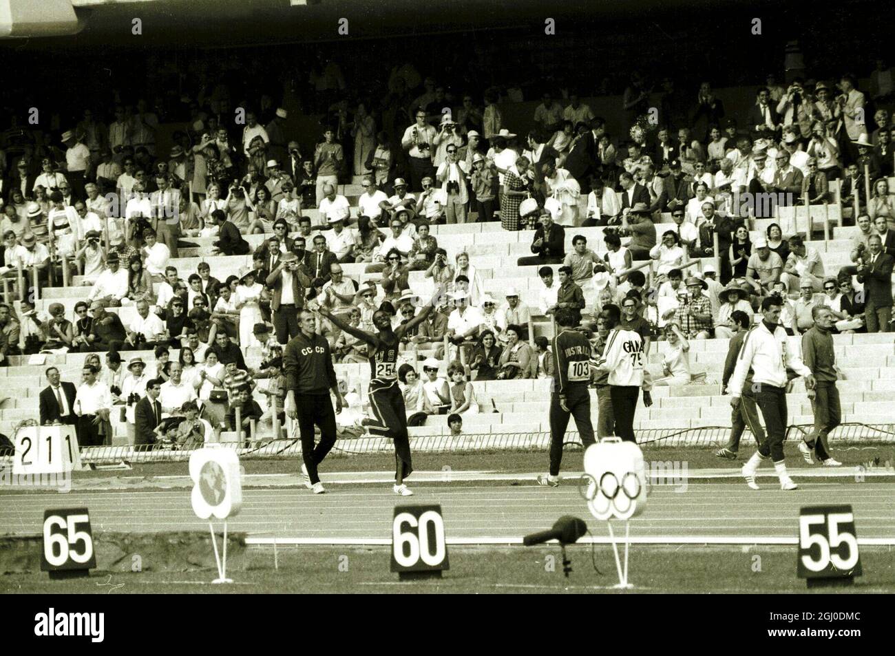 Olympische Spiele 1968, Mexiko Bob Beamon aus den USA ist das Anziehungspunkt für Fans, die bei den 19. Olympischen Spielen an den Leichtathletik-Events teilnehmen, nachdem er den Welt- und Olympiarekord im Weitsprung der Männer gebrochen hatte. Er sprang einen Rekord von 29 Fuß 2 & 1-2 Zoll. Oktober 1968. Stockfoto