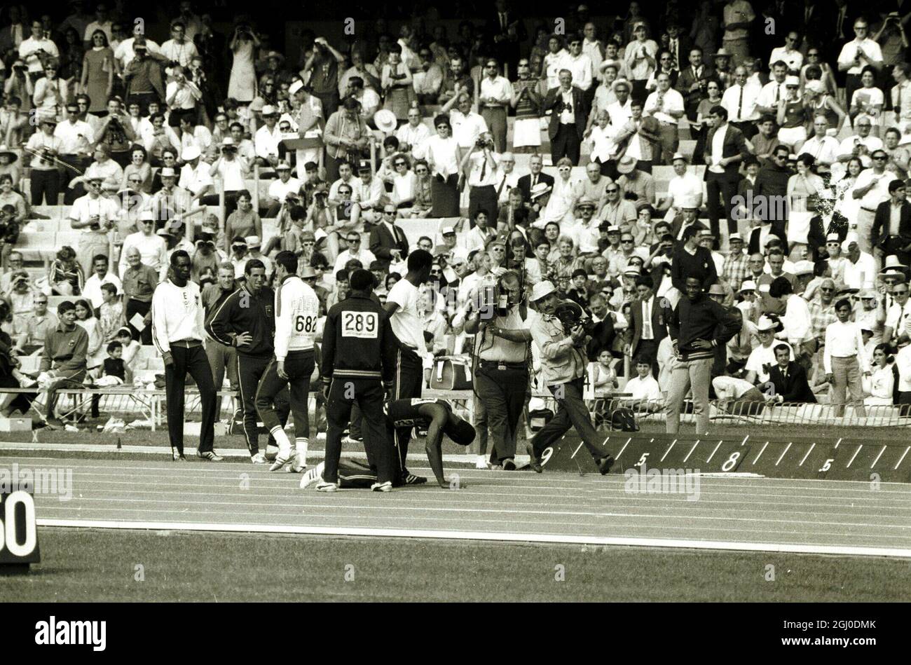 Olympische Spiele 1968, Mexiko Bob Beamon aus den USA ist das Anziehungspunkt für Fans, die bei den 19. Olympischen Spielen an den Leichtathletik-Events teilnehmen, nachdem er den Welt- und Olympiarekord im Weitsprung der Männer gebrochen hatte. Er sprang einen Rekord von 29 Fuß 2 & 1-2 Zoll. Oktober 1968. Stockfoto