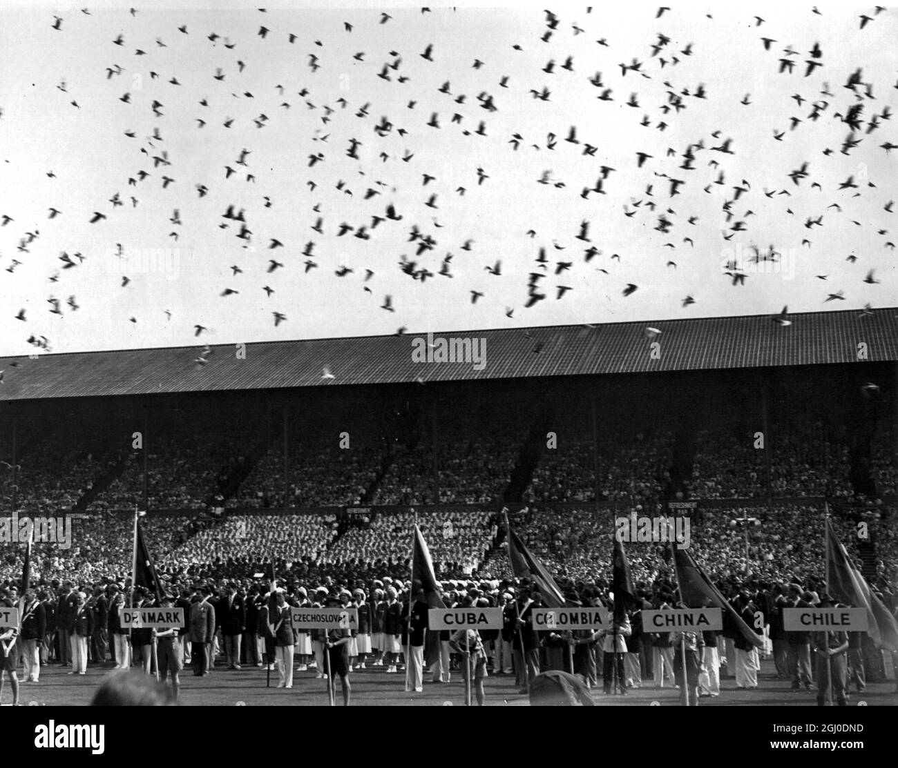 Olympische Spiele 1948 London, England einer der schönsten und beeindruckendsten Momente bei der Eröffnungsfeier in Wembley. Die Athleten stehen starr da Tausende von Tauben freigesetzt werden, um die Eröffnung der Spiele zu signalisieren. Juli 1948. Stockfoto