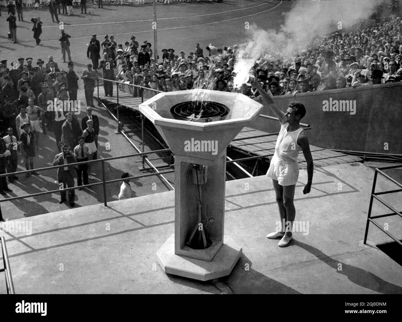 Olympische Spiele 1948 London, England das Leuchtfeuer wird zur Eröffnung der Olympischen Spiele in Wembley von einer Flamme angezündet. Juli 1948. Stockfoto