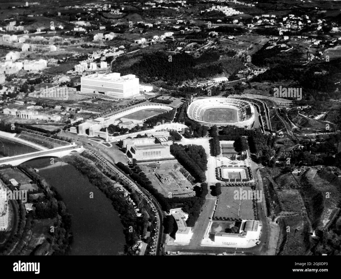 Eine Luftaufnahme des Foro Italico für die Olympischen Spiele 1960 in Rom, die das wichtigste Olympiastadion mit kleineren Stadien und Arenen zeigt. Juni 1959. Stockfoto