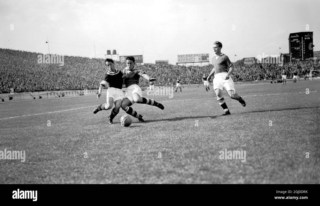 Chelsea gegen Aston Villa die Aktion der Aston Villa außerhalb der rechten Südseite (links) spiegelt sich in Chelsea links hinten Stanley Willemse wider, da beide während des Fußballspiels Chelsea gegen Aston Villa auf der Stamford Bridge für den Ball spielen. September 1955. Stockfoto