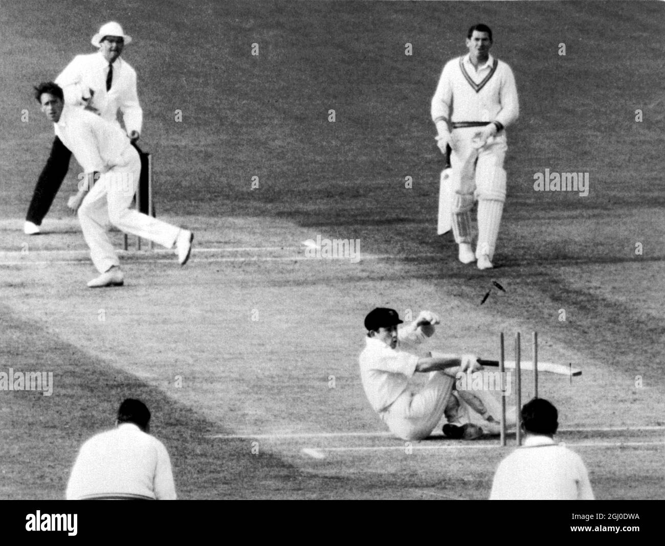 MCC gegen South Australia Ian Chappell duckt aus einer Lieferung von Statham und trifft während des Spiels in Adelaide sein eigenes Wicket. November 1962 Stockfoto