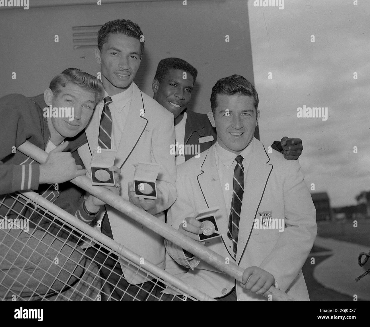 Olympische Spiele 1956 in Melbourne vier US-Goldmedaillengewinnerinnen entspannen sich im Olympischen Dorf. L-R Glenn Davis (400 m Hürden) Gregg Bell (Weitsprung) Charles Dumas (Hochsprung) und Harold Connolly (Hammerwurf) 25. November 1956 Stockfoto