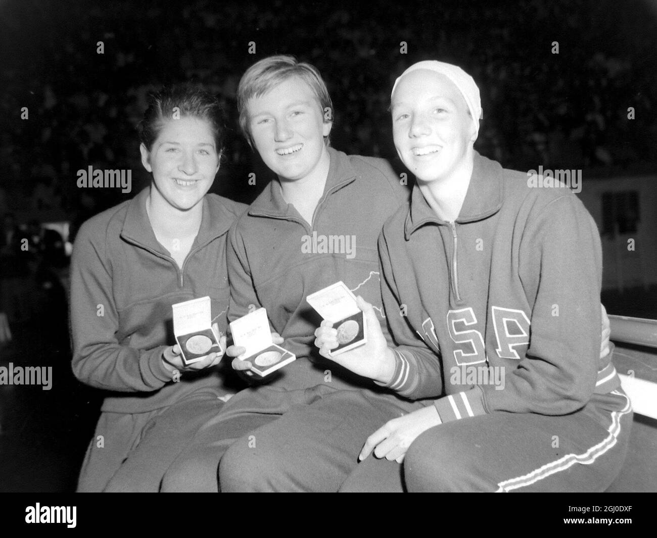 Melbourne Olympic Games 1956 Gewinner der 400-m-Freistil der Frauen zeigen ihre Medaillen. L-R Silver, Dawn Fraser (Australien) Gold, Lorraine Crapp (Australien) und Bronze, Sylva Ruuska von den USA 7. Dezember 1956 Stockfoto