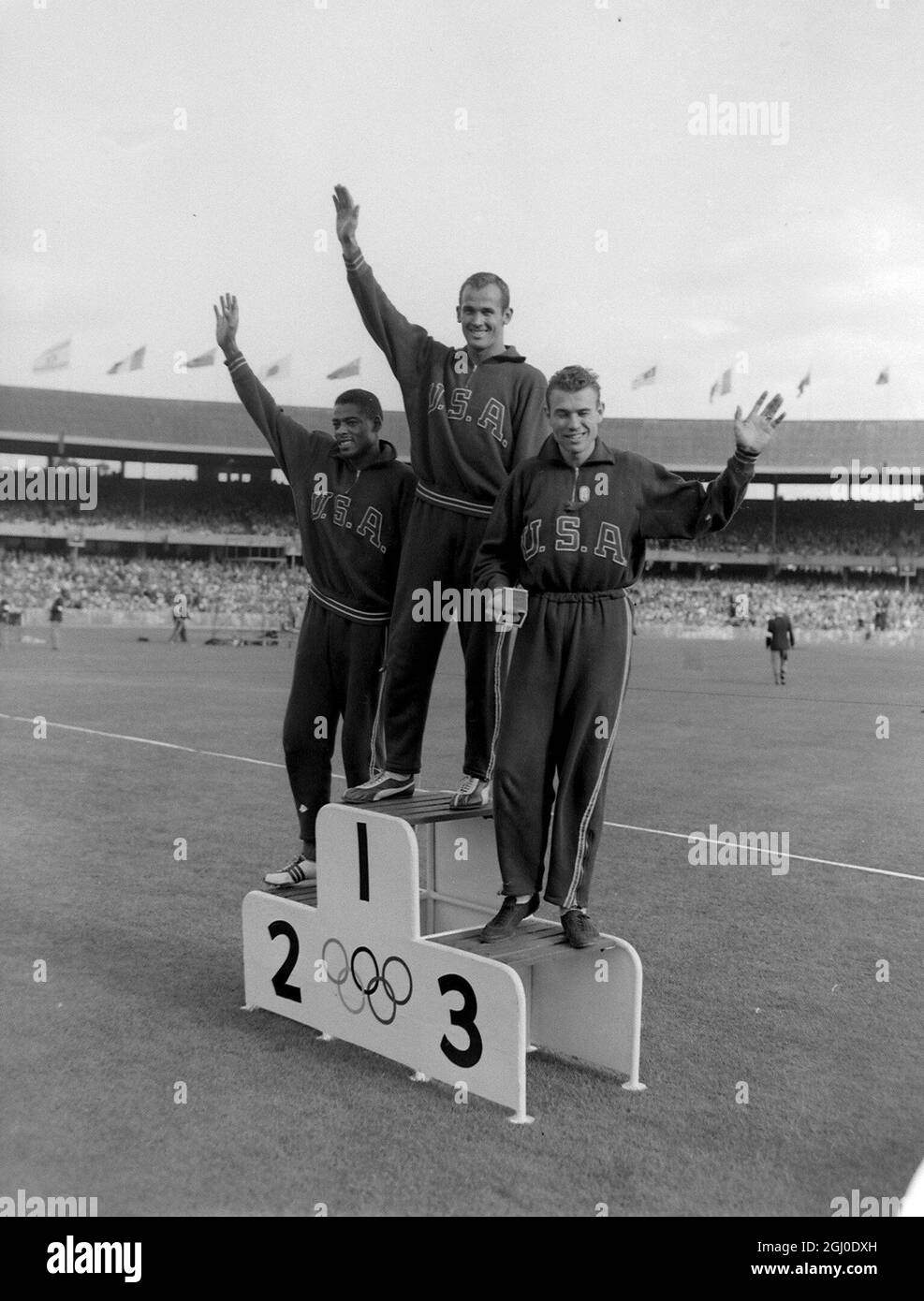 Melbourne Olympic Games 1956 All American gewinnen im 200-m-Finale 1. Bobby Morrow, 2. Andrew Stanfield und 3. Walter Baker. Dezember 1956 Stockfoto