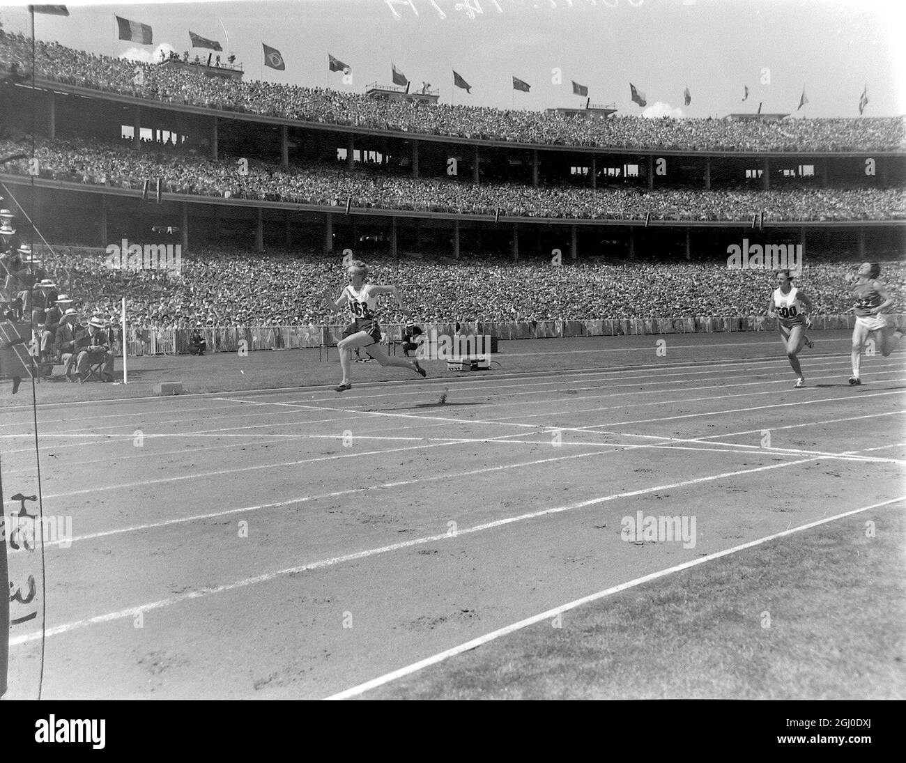 Melbourne Olympic Games 1956 Betty Cuthbert aus Australien (468) gewinnt das erste Halbfinale der 100 m Damen mit Isabelle Daniels aus den USA (503) am 24. November 1956 Stockfoto