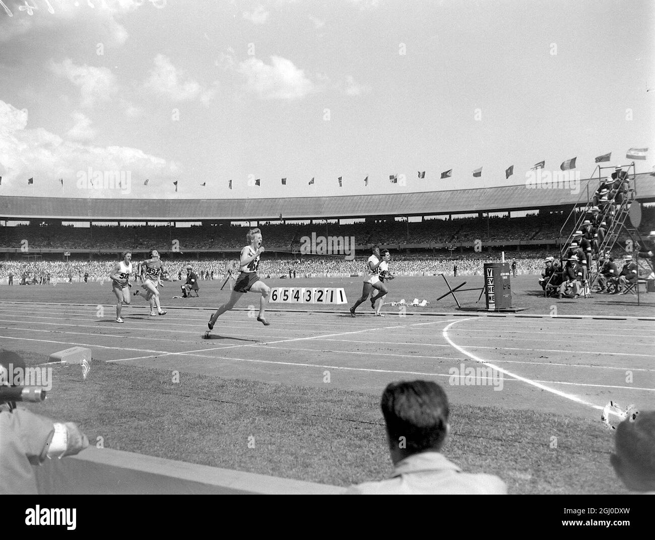 Melbourne Olympic Games 1956 Betty Cuthbert aus Australien (468) gewinnt das erste Halbfinale der 100 m Damen mit Isabelle Daniels aus den USA (503) am 24. November 1956 Stockfoto