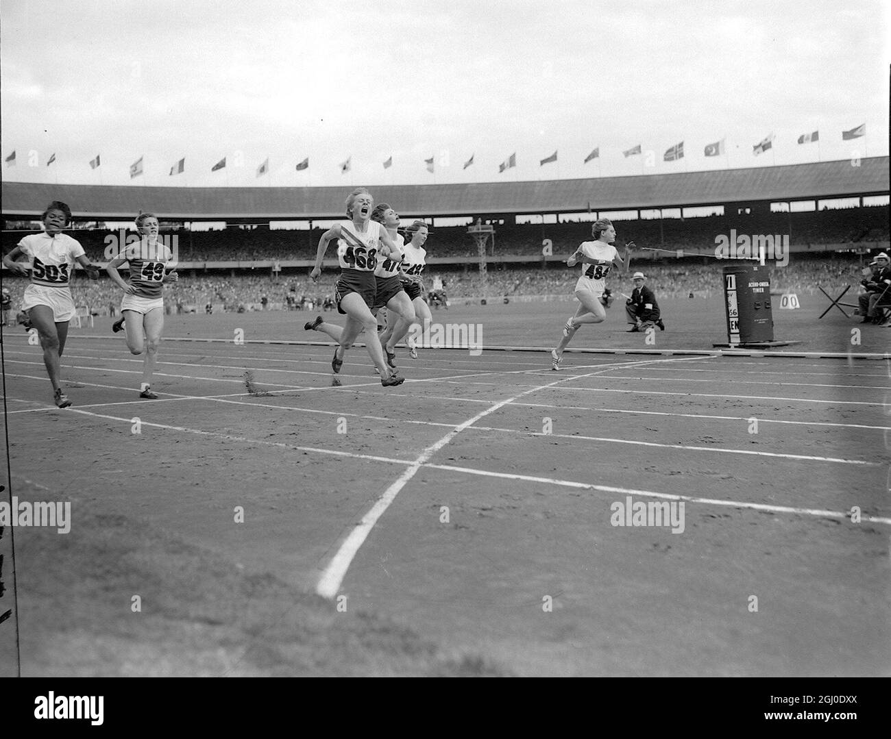 Melbourne Olympic Games 1956 Betty Cuthbert aus Australien (468) gewinnt das 100-Meter-Finale mit einer Zeit von 11.5 Sekunden. Der zweite war C. Stubnick aus Deutschland (484) und der dritte M. J. Mathews aus Australien (470). Andere sind Heather Armitage von Großbritannien (487) , G. Leone von Italien (491) und I. F. Daniels von den USA (503), 1. Dezember 1956 Stockfoto
