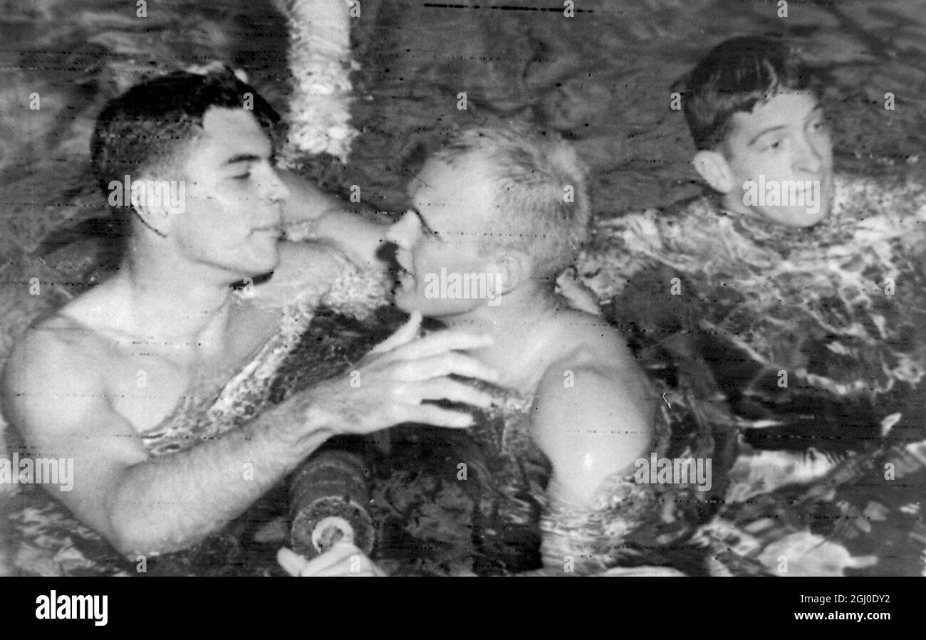 Die Olympischen Spiele 1956 in Melbourne und der Sieg ganz Australiens im 100-m-Finale der Männer. Der Sieger Jon Hendricks (Mitte) wird von John Devitt, der Zweiter und Gary Chapman Dritter wurde, gratuliert (rechts). November 1956 Stockfoto