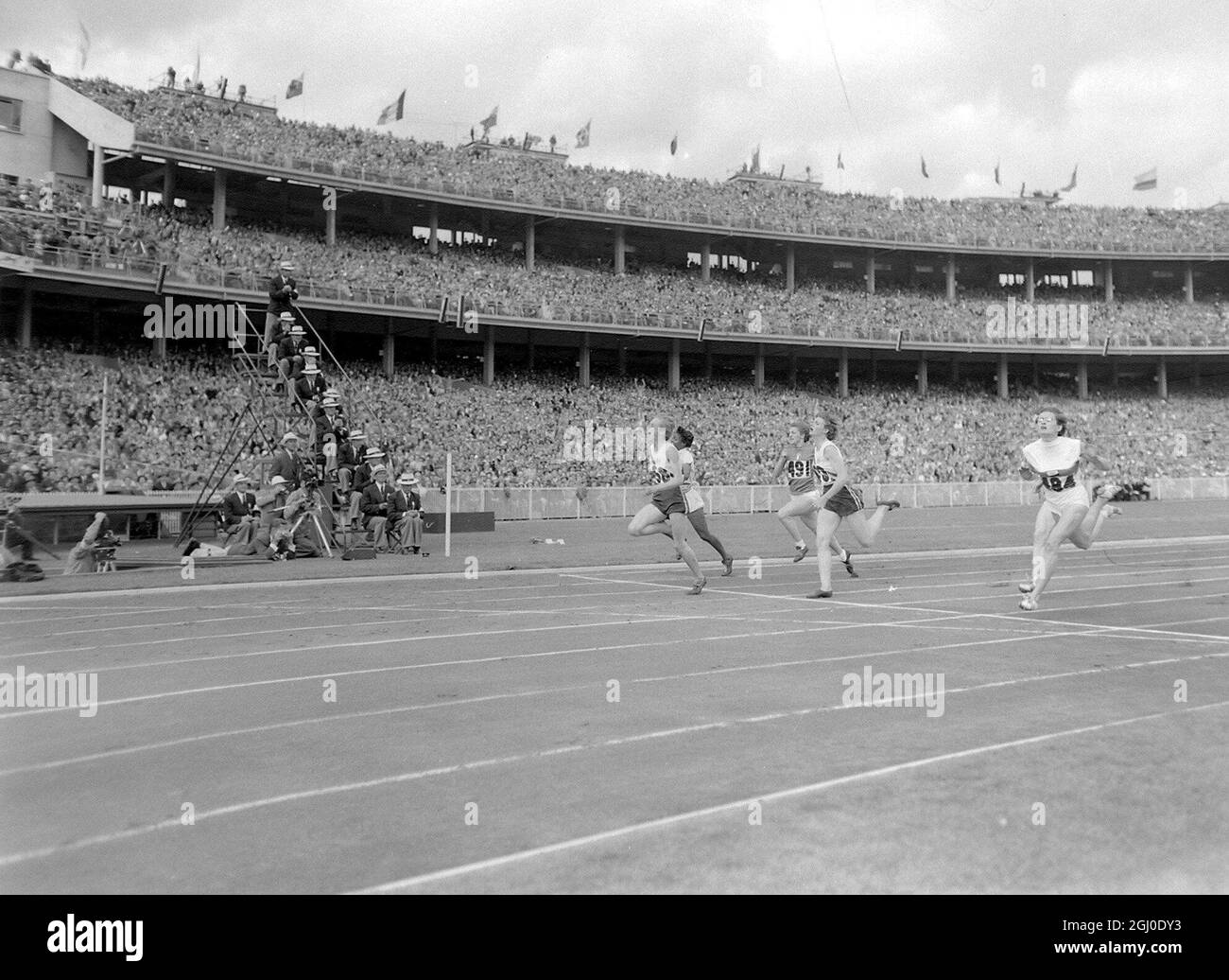 Melbourne Olympic Games 1956 Betty Cuthbert aus Australien (468) gewinnt das 100-Meter-Finale mit einer Zeit von 11.5 Sekunden. Der zweite war C. Stubnick aus Deutschland (484) und der dritte M. J. Mathews aus Australien (470). Andere sind Heather Armitage von Großbritannien (487) , G. Leone von Italien (491) und I. F. Daniels von den USA (503), 1. Dezember 1956 Stockfoto