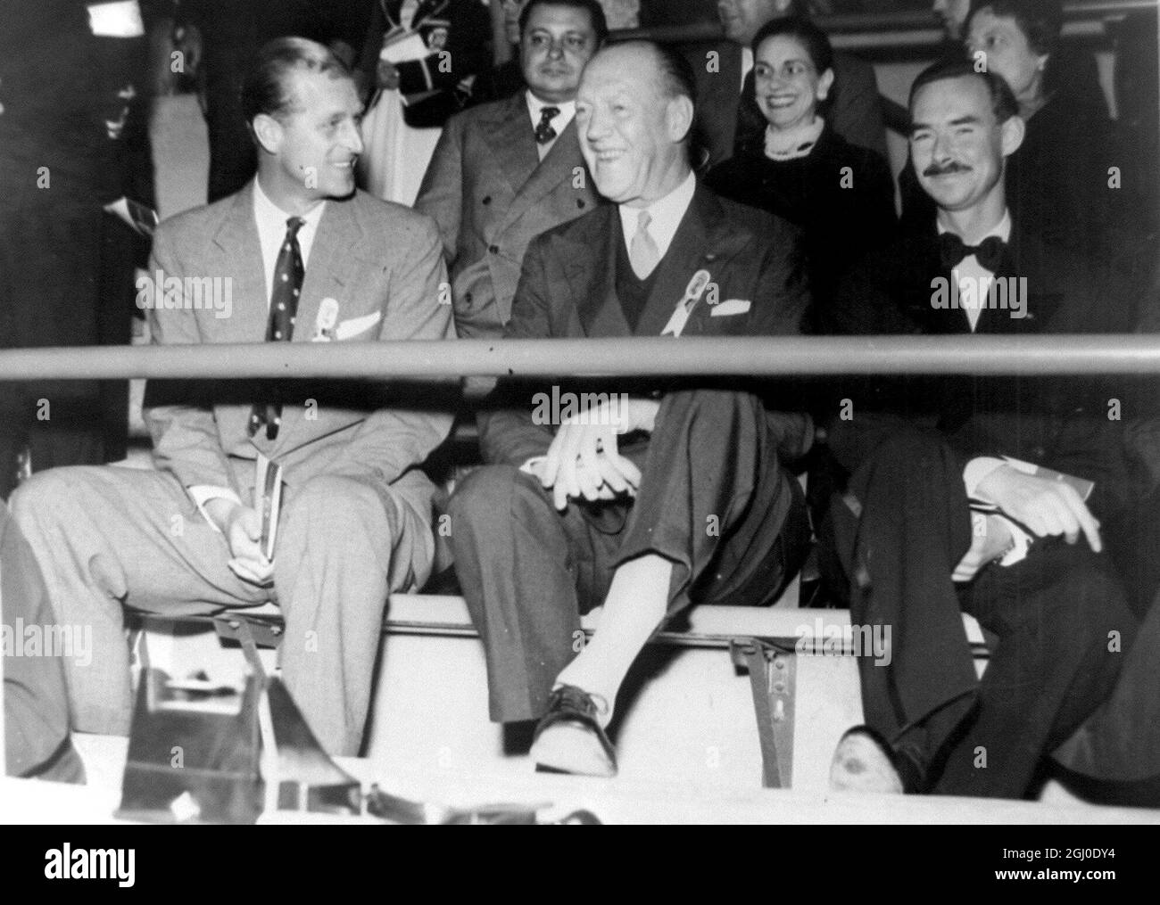 Olympische Spiele in Melbourne 1956 der Herzog von Edinburgh (links) mit dem dänischen Prinz Axel (Mitte) und Prinz Jean von Luxemburg, als sie die Ereignisse am Olympischen Pool sahen. Dezember 1956 Stockfoto