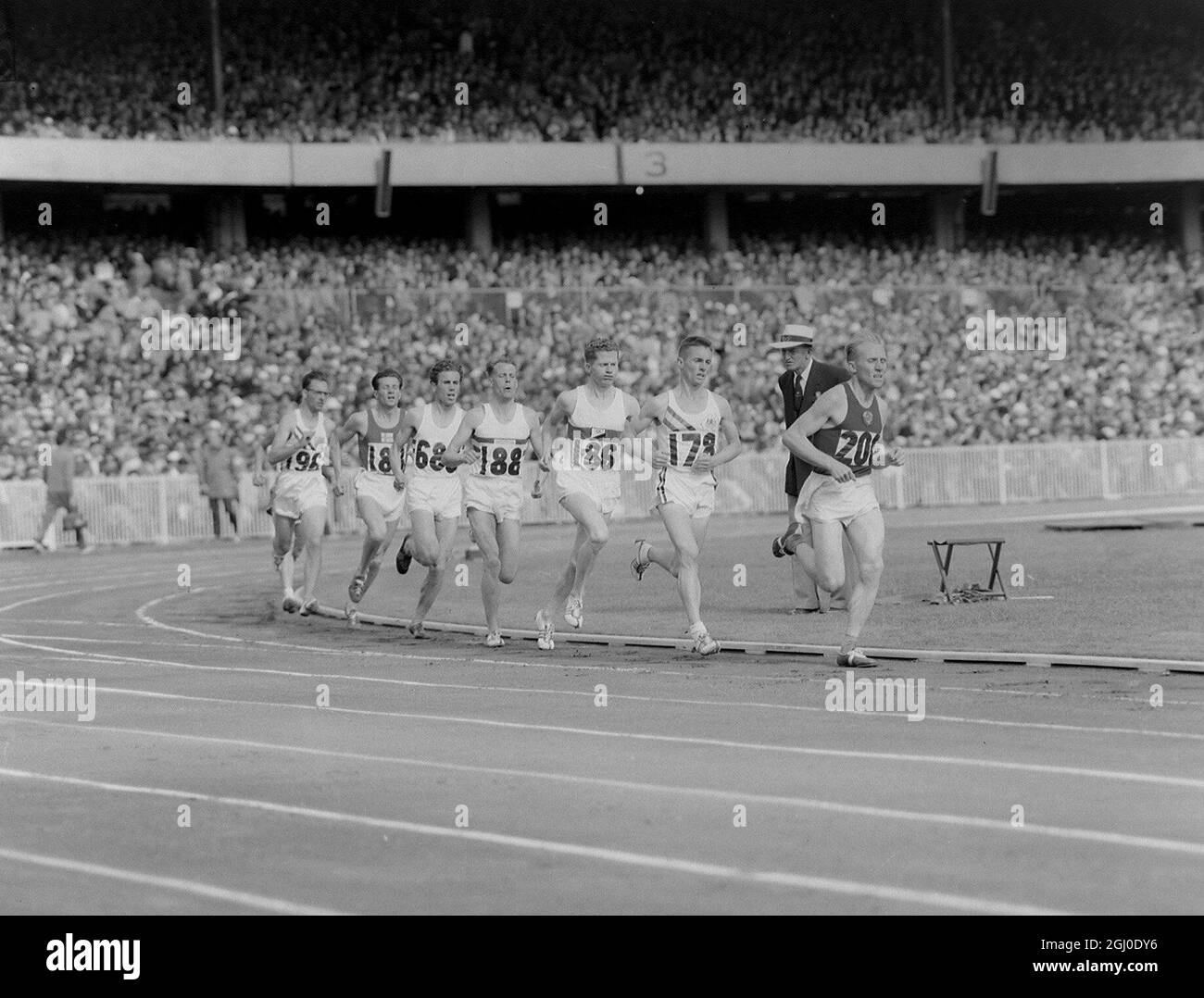 Olympische Spiele in Melbourne 1956 die zweite Runde in Runde eins der 5000-Meter-Rennen. An der Spitze steht Wladimir Kouts aus Russland (200), der den zweiten Platz belegte. Ihm folgt Allan Lawrence aus Australien (178), der in einer Zeit von 14 Minuten und 14.6 Sekunden die Hitze gewann. Andere sind H. Schade von Grmany (186), G.D. Ibbotson von Großbritannien (188), I Tabori von Ungarn (686) und C. Stone von den USA (196). November 1956 Stockfoto