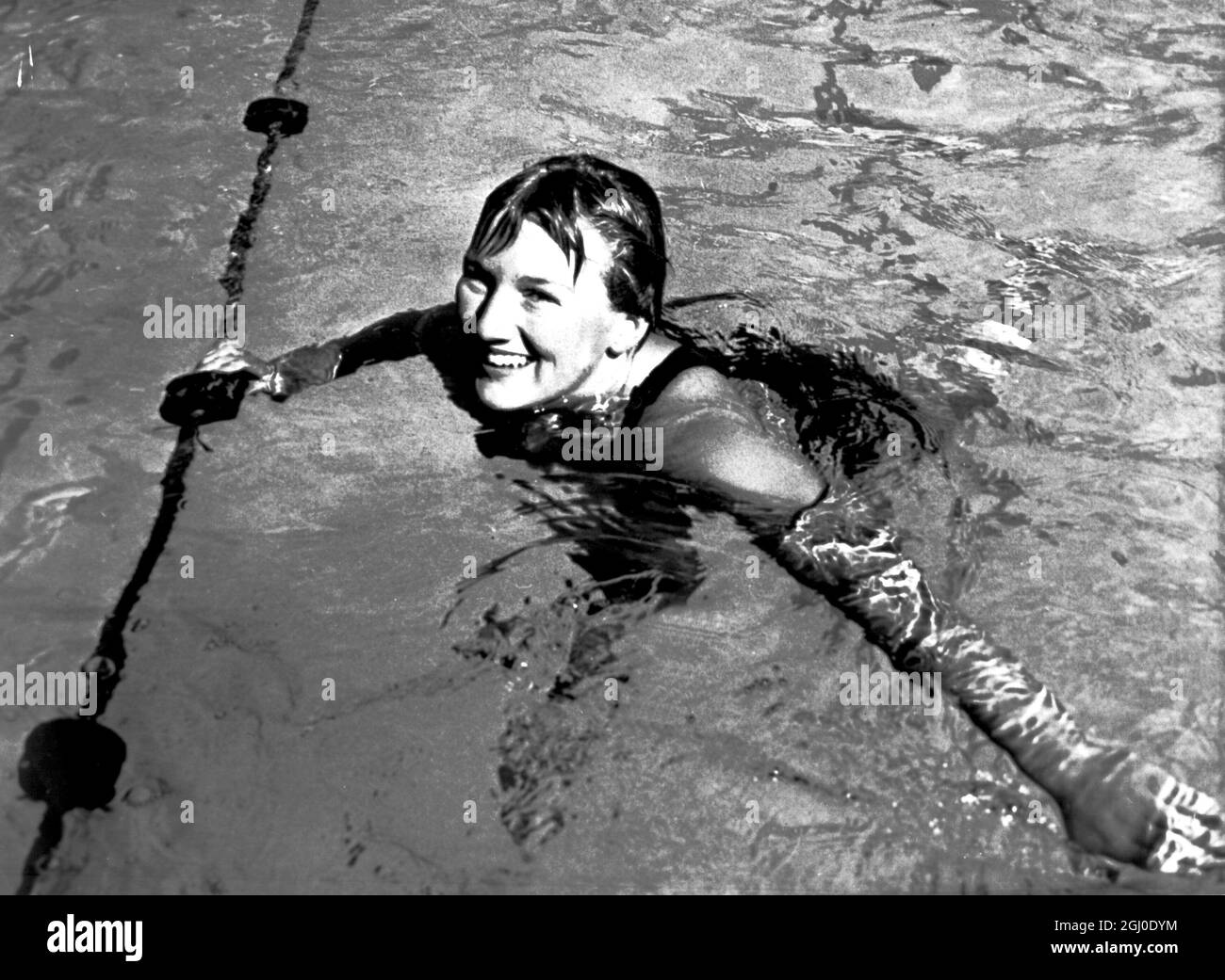 Loraine Crapp, die australische Schwimmerin, die fünf individuelle Weltrekorde brach und sich während des Schwimmens in North Sydney in zwei anderen Staffeln teilte. Sie ist eine Favoritin für die kommenden Olympischen Spiele in Melbourne im nächsten Monat. Oktober 1956 Stockfoto