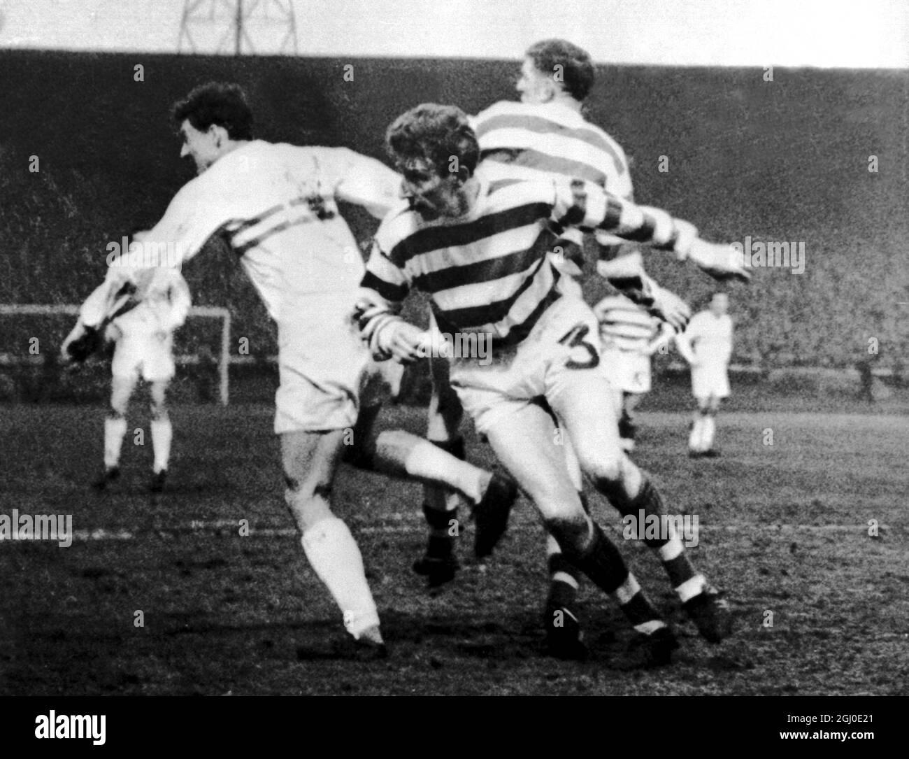 Celtic gegen MT Budapest Tommy Gemmell (Nr. 3) von Celtic führt den Ball von Torok von M.T. Budapest während des Halbfinalsspiel im ersten Etappensieg im European Cup Winnercup in Celtic Park ab. Celtic gewann mit drei Toren auf Null. April 1964. Stockfoto