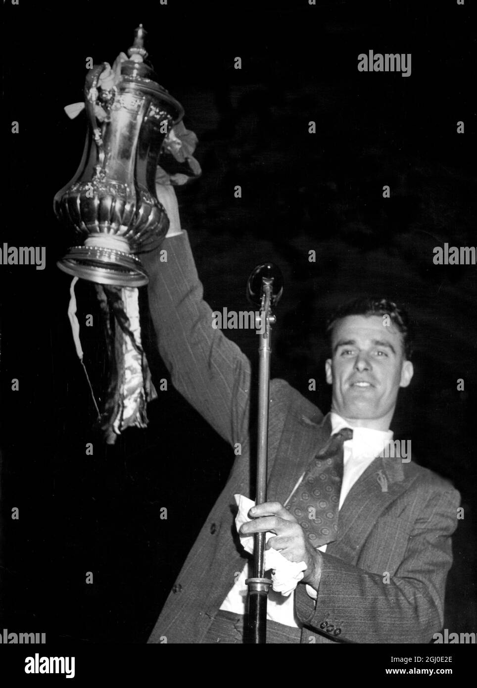 Pearson von der Mannschaft von Manchester United sah mit dem FA Cup bei der Ankunft nach Hause, nachdem sein Team Blackpool im Cup-Finale geschlagen hatte. April 1948. Stockfoto
