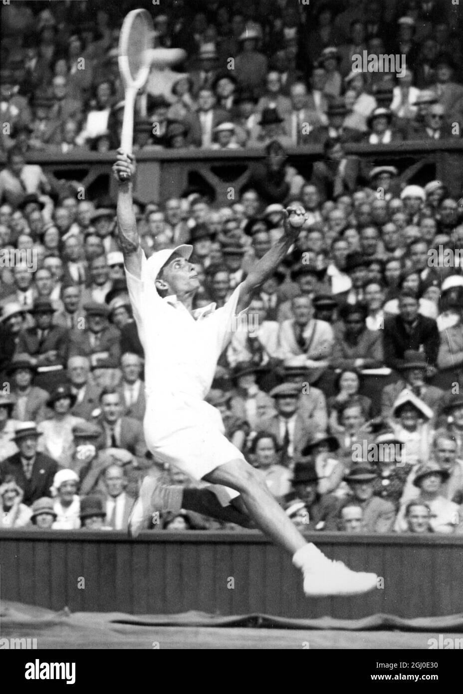 H. W. Austin (Bunny) in der Davis Cup Challenge Runde spielen und gewinnen gegen F.X. Schilde aus den USA Stockfoto