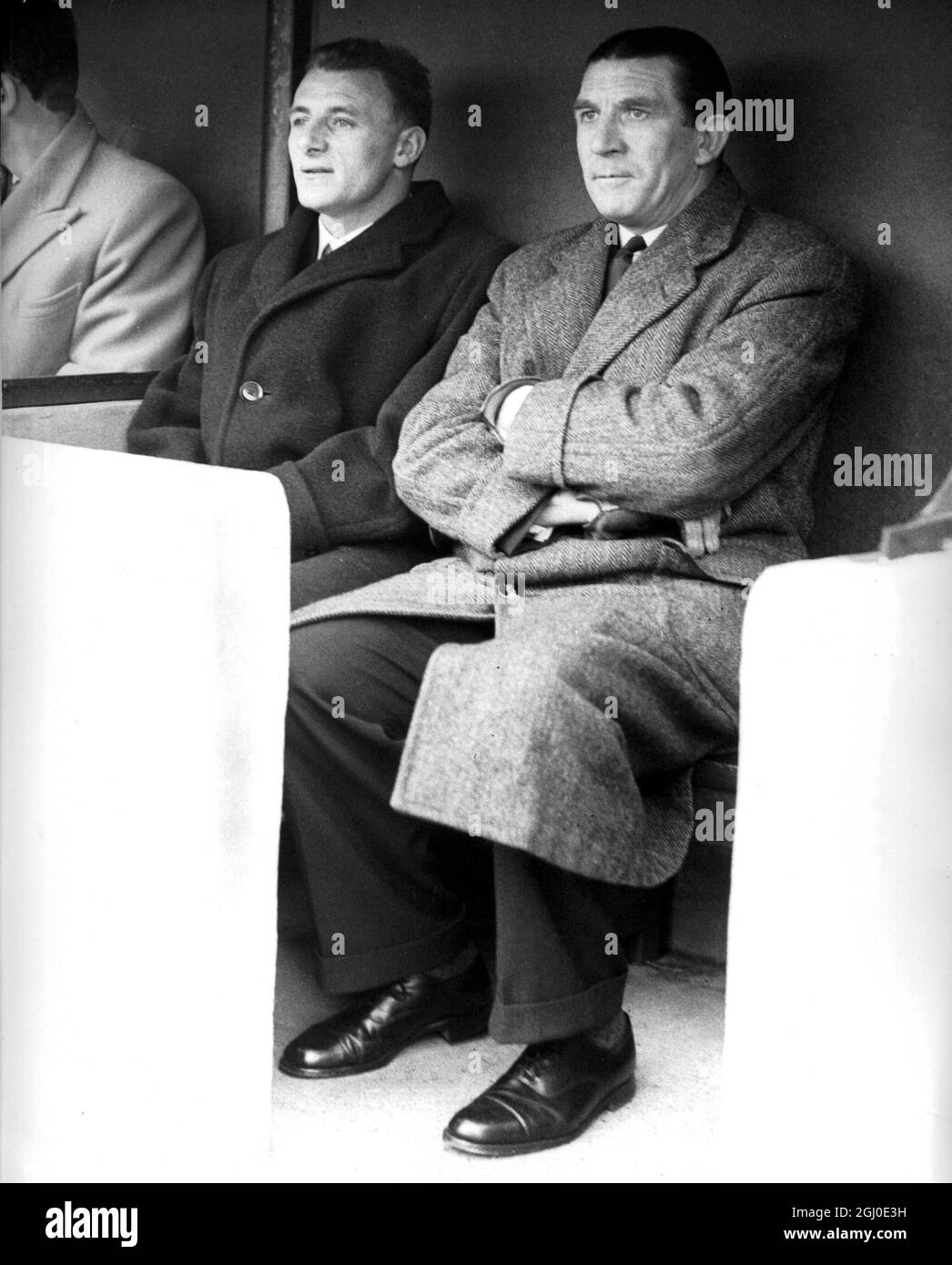 Tom Docherty, der aus Arsenal entlassen wurde, um eine Ernennung zum Cheftrainer von Chelsea zu übernehmen, sieht sich das Spiel zwischen Chelsea und Blackpool an der Stamford Bridge mit Ted Drake, dem Chelsea-Manager, an. Februar 1961. Stockfoto