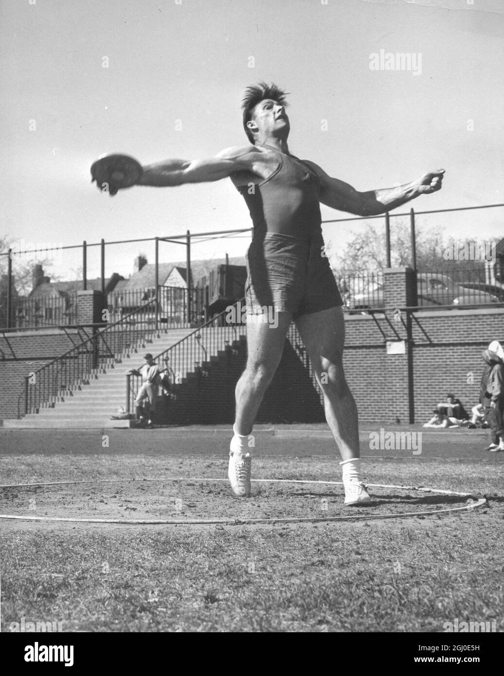 Fortune Gordien, University of Minnesota, USA Training für eine Bewerbung auf die olympische Goldmedaille im Diskus. Minneapolis Playing Field - 5. Juni 1948 Stockfoto