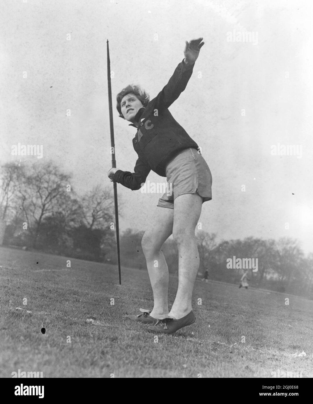Miss Maud Curson, die Middlesex-Damenmeisterin, übt im Battersea Park, London, das Werfen ihres Speers. 30. Januar 1938 Stockfoto